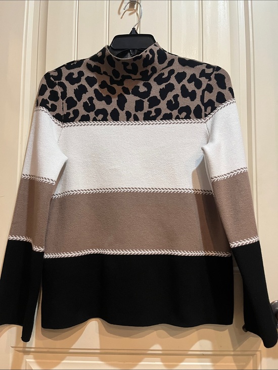 Investments Sweaters - Investments Leopard Yoke Colorblock Pullover Sweater size M women’s
